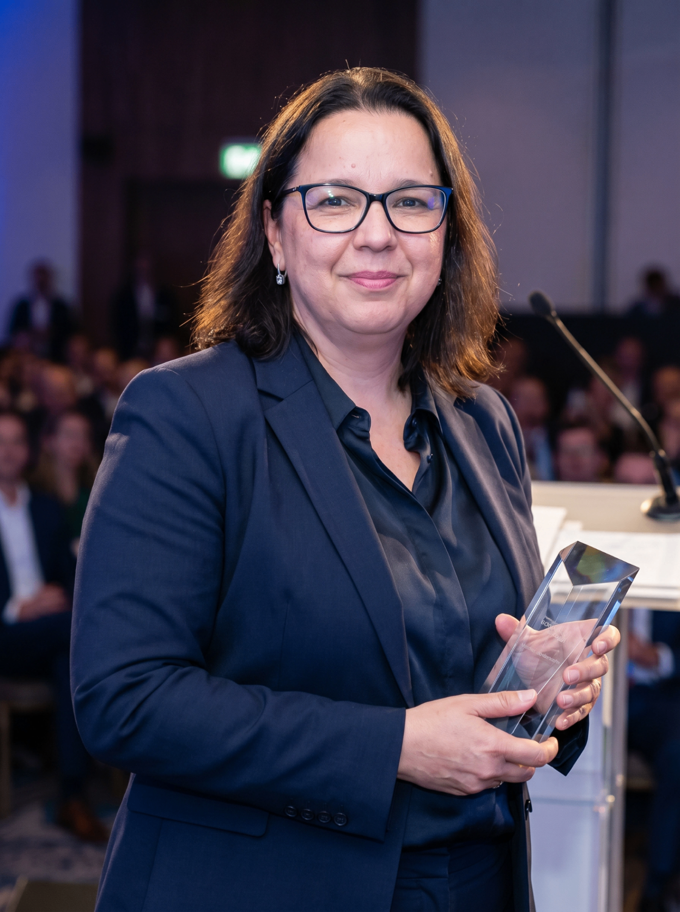 Anabela Santos recebendo premiação institucional